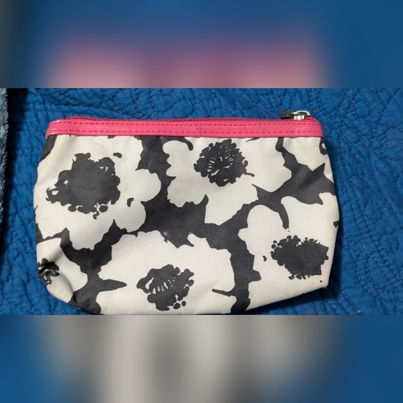 Scuni Black and White Floral Cosmetic Bag (EUC) - Picture 8 of 11